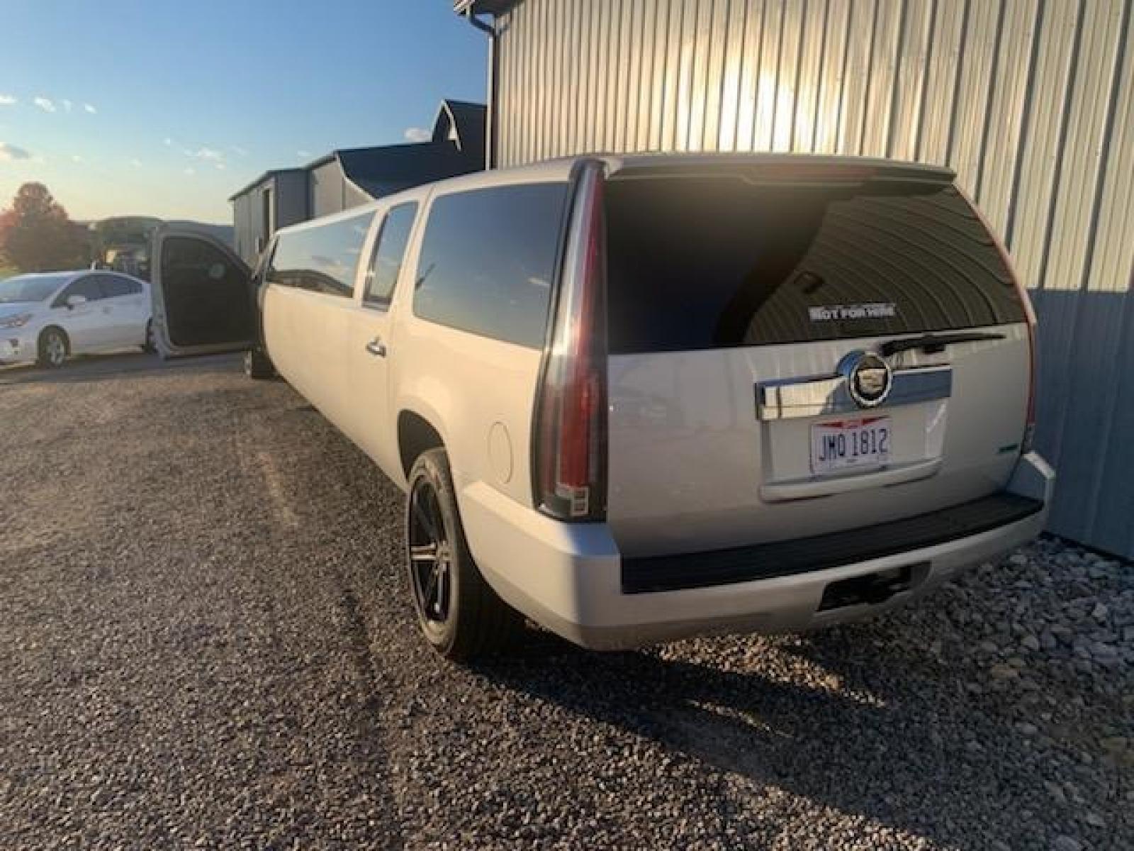 2011 Silver /Black Chevrolet Suburblade , located at 1725 US-68 N, Bellefontaine, OH, 43311, (937) 592-5466, 40.387783, -83.752388 - Photo #5